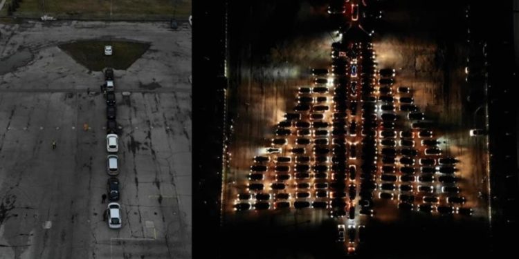 Bradul automobiliștilor: Pomul de Crăciun, improvizat din mașini, inaugurat cu claxoane și lumini | FOTO/VIDEO