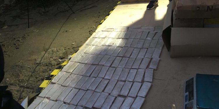 Zece persoane – trimise pe banca acuzaților pentru trafic de droguri, dintre care jumătate sunt cetățeni străini, inclusiv învinuiții pe dosarul celor 200 kg de heroină din Iran