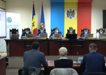CEC desfășoară o ședință la care sunt examinate sesizările depuse împotriva Marinei Tauber: în fața sediului autorității electorale zeci de locuitori ai municipiului Bălți scandează lozinci în susținerea candidatului PP ”ȘOR” | VIDEO