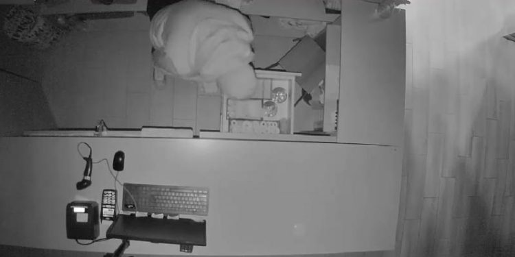 A spart un magazin de haine, a furat 10 mii de lei, dar nu a observat camerele de supraveghere: Poliția i-a dat de urmă | VIDEO