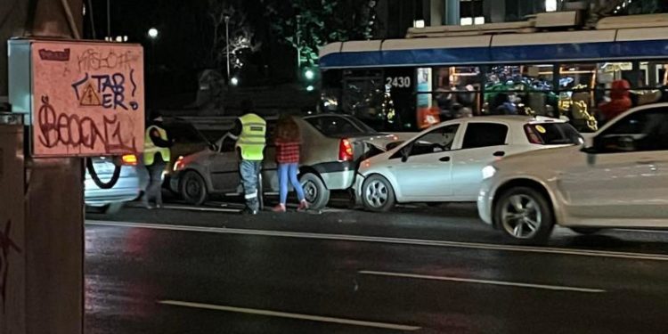 Trei dintr-o lovitură: Accident în lanț chiar în fața Guvernului | FOTO