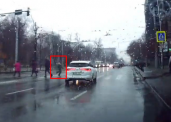 Momentul impactului din centrul capitalei: Mai multe persoane au ridicat mașina ca să salveze pietonul, care a ajuns sub aceasta | VIDEO