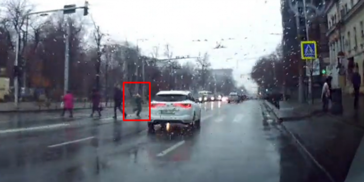 Momentul impactului din centrul capitalei: Mai multe persoane au ridicat mașina ca să salveze pietonul, care a ajuns sub aceasta | VIDEO