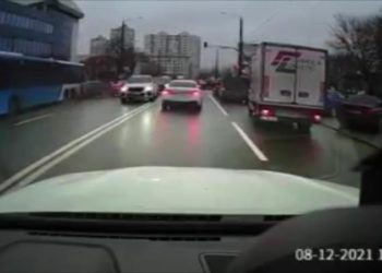 Imagini cu autobuzul fără șofer, care a mers incontrolabil la vale, 300 de metri cu spatele, cărând cu el 15 mașini | VIDEO
