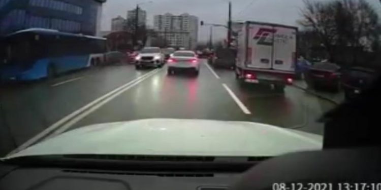 Imagini cu autobuzul fără șofer, care a mers incontrolabil la vale, 300 de metri cu spatele, cărând cu el 15 mașini | VIDEO