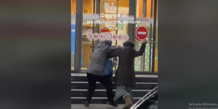 Bătaie cu pumnii și bastoanele în fața unui market. Două cerșetoare nu au putut împărți locul | VIDEO