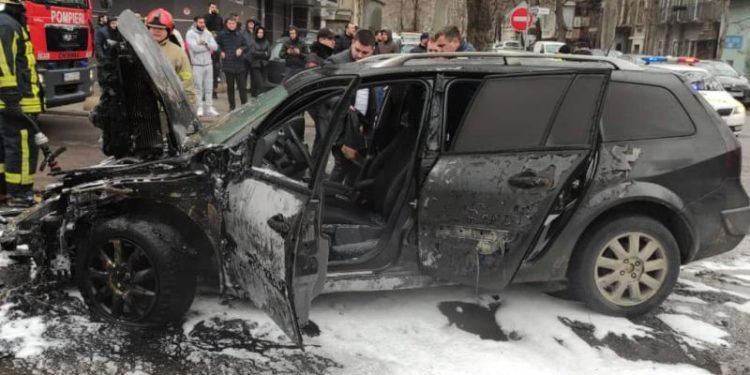 O mașină a ars ca o torță într-o parcare: Momentul în care salvatorii și trecători trag cu o funie automobilele din preajmă | VIDEO
