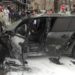 O mașină a ars ca o torță într-o parcare: Momentul în care salvatorii și trecători trag cu o funie automobilele din preajmă | VIDEO