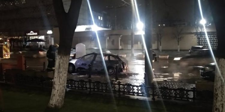Două mașini au ars în centrul capitalei și au blocat traficul: Două echipaje de pompieri, la fața locului | FOTO/VIDEO