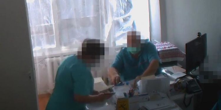 Doi medici, suspectați că făceau și vindeau droguri într-un spital din Comrat | VIDEO