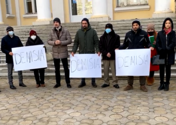 „Sunteți cel mai slab ministru”. Membrii AUR protestează în fața Ministerului Sănătății și cer demisia Alei Nemerenco | VIDEO