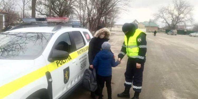 A greșit troleibuzul și s-a rătăcit: Un copil de 7 ani, ce venea singur de la școală, ajutat de polițiști să ajungă acasă