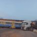 Un tren a intrat din plin într-un camion, la trecerea de pe Muncești: Șoferul a ignorat semnalele | FOTO