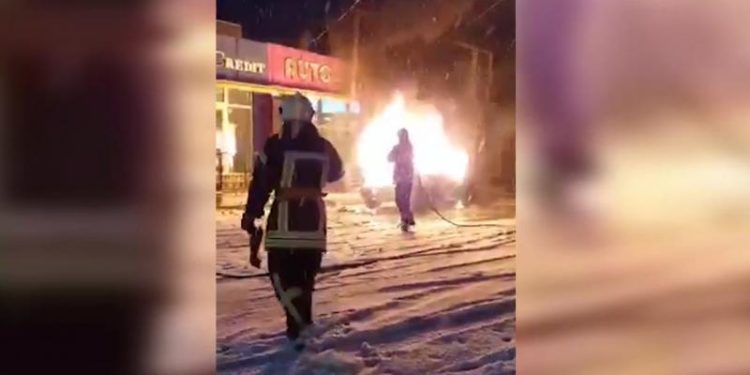 O mașină a izbucnit în flăcări pe o stradă din Edineț: Două echipaje de pompieri au intervenit