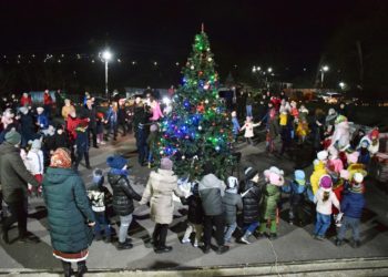 Echipa lui Ilan Șor de la Orhei inaugurează pomi de Crăciun, în localitățile din raion | VIDEO