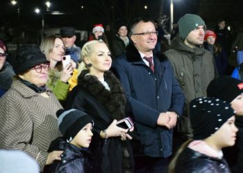 Echipa lui Ilan Șor de la Orhei inaugurează pomi de Crăciun, în localitățile din raion | VIDEO