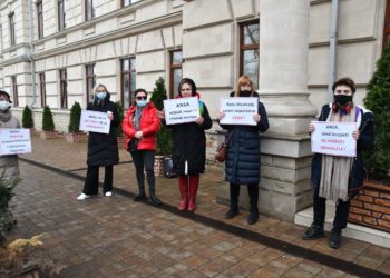 Proteste în fața sediului ANSA: Reprezentanții Societății Civile cer demisia inspectorului care a făcut verificări la Necropolă | VIDEO