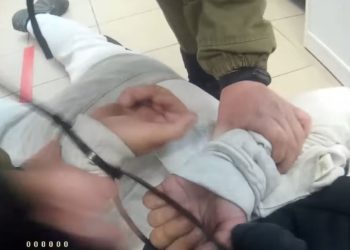 Un individ băut a băgat în sperieți o copilă de 12 ani. De frică, micuța s-a ascuns într-o farmacie | VIDEO