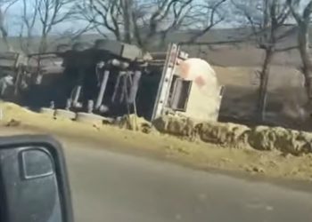 Accident grav în sudul țării: O autocisternă încărcată cu combustibil s-a răsturnat în șanț | VIDEO