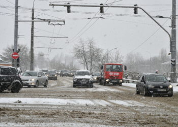 «E dezastru»: Zăpada s-a depus peste tot, iar circulația a devenit anevoioasă. În ciuda criticilor, deciziile de gestionare a situației vor fi luate abia în zilele următoare | VIDEO