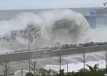 De câteva zile, stațiunea din Soci este bântuită de o furtună imensă: pe alocuri apa ajunge până la blocurile situate lângă plajă | VIDEO