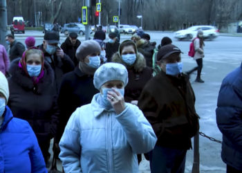 „Aproape toată pensia merge pe comunale”. Zeci de oameni sunt nevoiți să parcurgă kilometri întregi cu noaptea în cap și să stea la coadă ore în rând pentru a cumpăra mai ieftin pâine | VIDEO