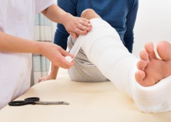 „Am căzut pe gheață și mi-am rupt mâna”. Zeci de chișinăuieni s-au adresat la spital cu fracturi și contuzii în urma căderii pe gheață | VIDEO