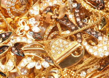 На открытии ювелирного магазина в Кишинёве владелец разбросал в толпу килограмм золота и серебра | VIDEO