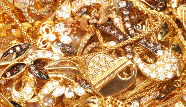 На открытии ювелирного магазина в Кишинёве владелец разбросал в толпу килограмм золота и серебра | VIDEO