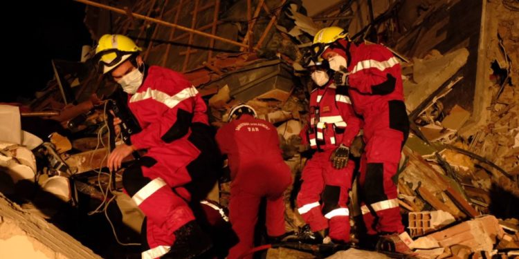 O clădire cu trei etaje s-a prăbușit în Franța, după o explozie. Mai mulți oameni au rămas blocați sub dărâmături | FOTO