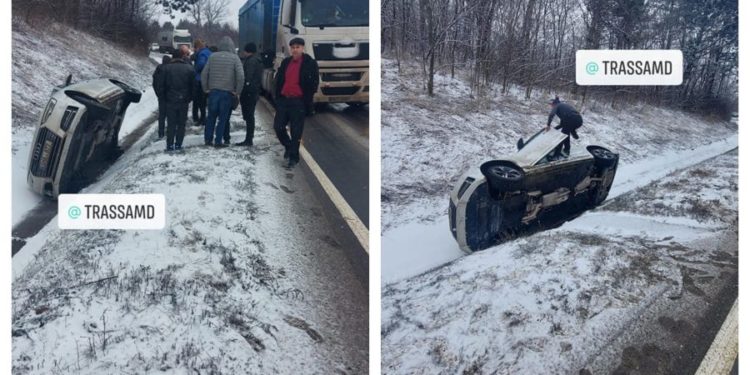 Să fie condițiile meteo de vină? Un șofer s-a „trezit” cu mașina într-un șanț | FOTO