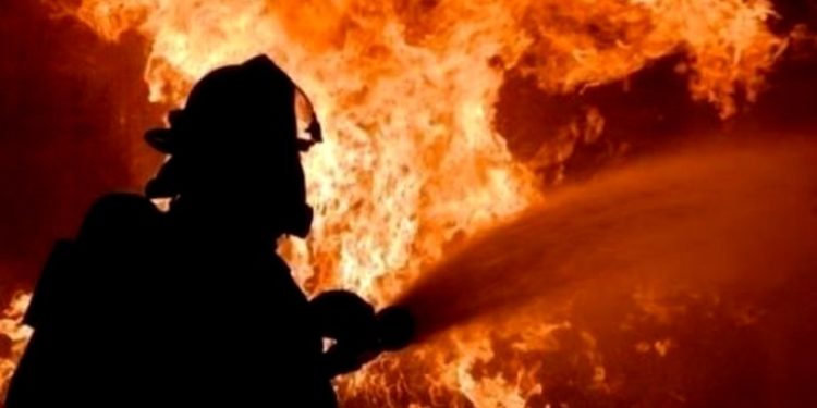 O casă din Corlăteni, mistuită de flăcări. Cadavrul carbonizat al proprietarului, găsit în interior