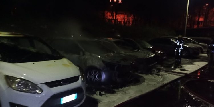 Patru automobile, cuprinse de flăcări în sectorul Ciocana al capitalei. IGSU: Ar fi fost incendiate intenționat | FOTO