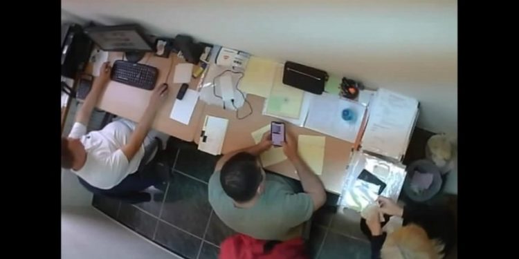 Discuţii filmate cu camera ascunsă la ASP, referitoare la schemele de corupție din instituție | VIDEO