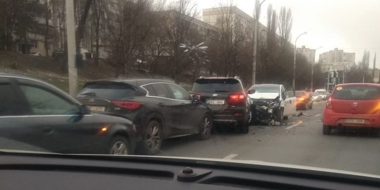 Carambol pe strada Albișoara din Capitală. Patru mașini accidentate, un șofer – preluat de ambulanță