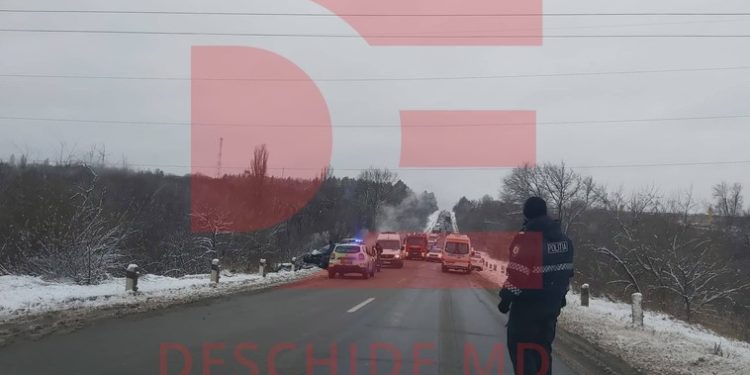 Grav accident cu implicarea unui TIR pe șoseaua Balcani. O persoană a murit până la venirea ambulanței