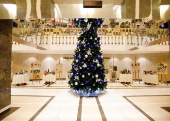 Tradiționalul târg de Crăciun, inaugurat în holul Parlamentului. Deputații au cumpărat decorațiuni confecționate de copiii de la mai multe centre de plasament | VIDEO