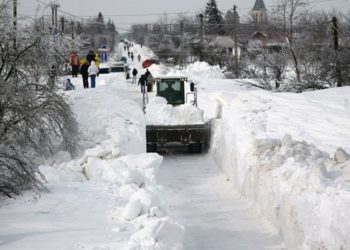 Iarna continuă să-și demonstreze forța: Două localități, blocate după ce țara a fost acoperită de nămeți | VIDEO