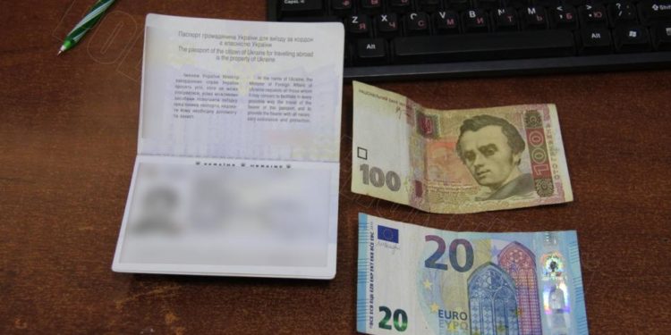 Cinci ucraineni ar fi încercat să mituiască polițiștii de frontieră de la noi