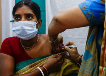 ВОЗ одобрила индийскую вакцину против коронавируса CovavaxTM