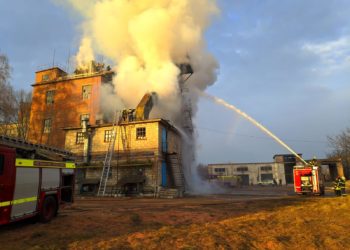 Incendiu la Ocnița: O uscătorie de cereale a fost cuprinsă de flăcări | VIDEO