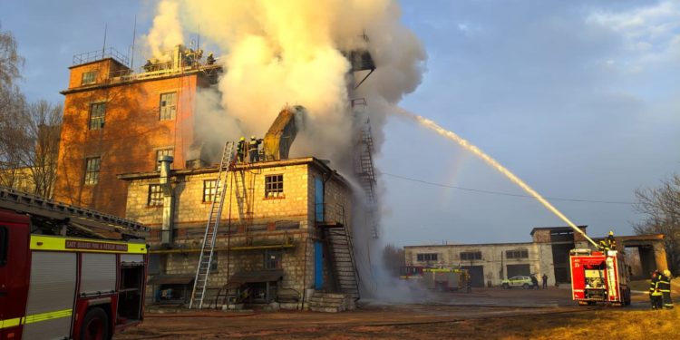 Incendiu la Ocnița: O uscătorie de cereale a fost cuprinsă de flăcări | VIDEO
