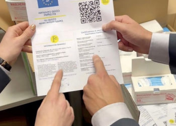 Fenomenul certificatelor COVID false ia amploare în Franța și Germania. Au fost făcute sute de arestări | VIDEO