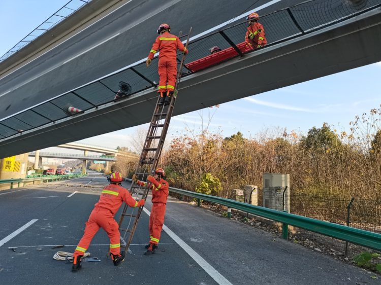 Un pod s-a prăbușit peste o autostradă în China. Patru morți și mai mulți răniți | FOTO/VIDEO