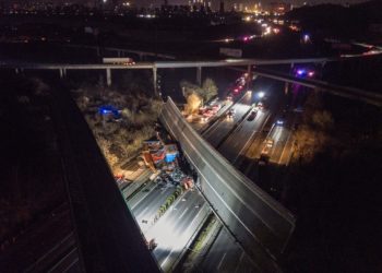 Un pod s-a prăbușit peste o autostradă în China. Patru morți și mai mulți răniți | FOTO/VIDEO