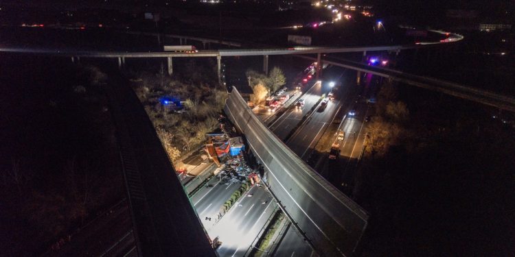 Un pod s-a prăbușit peste o autostradă în China. Patru morți și mai mulți răniți | FOTO/VIDEO