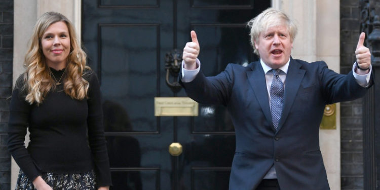Boris Johnson, un nou scandal după apariția unei poze în care pare că petrece cu angajații la birou în timpul lockdown-ului
