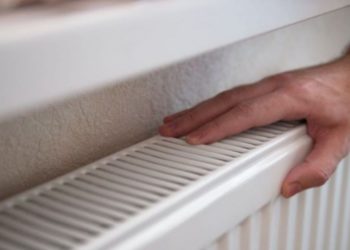 A trecut rece prin ei când au primit facturile la căldură: Locuitorii capitalei spun că vor trebui să treacă la pâine și apă ca să poată achita pentru utilități | VIDEO