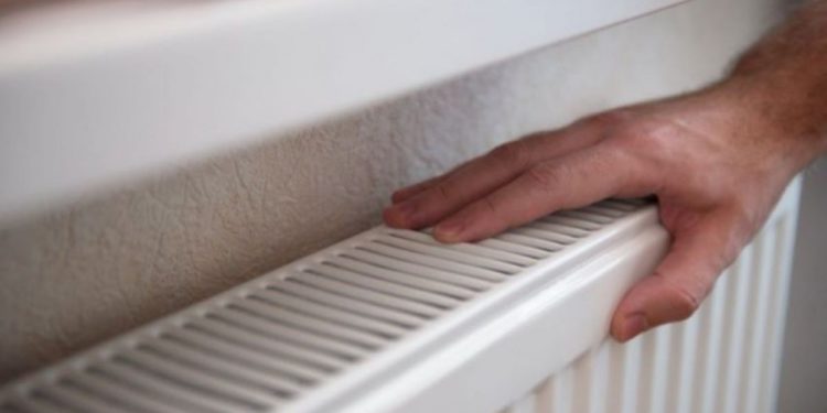 A trecut rece prin ei când au primit facturile la căldură: Locuitorii capitalei spun că vor trebui să treacă la pâine și apă ca să poată achita pentru utilități | VIDEO