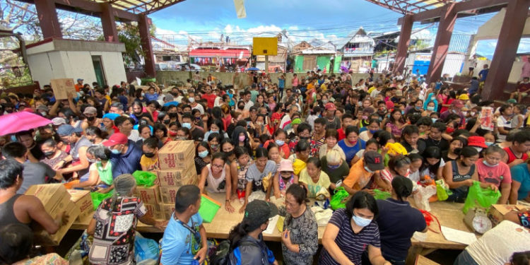 Supertaifunul din Filipine a făcut aproape 400 de morți. Supraviețuitorii sunt loviți de o nouă dramă: nu mai au nici apă, nici mâncare